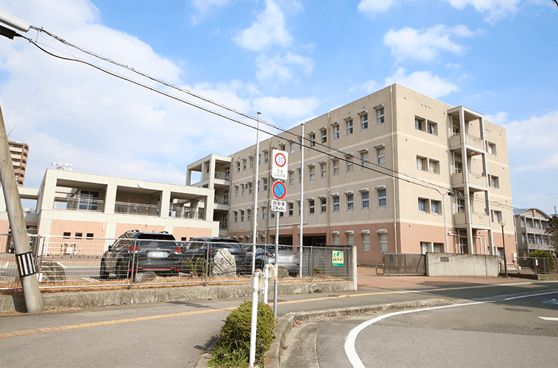 徳島市立徳島中学校約800m（徒歩10分）